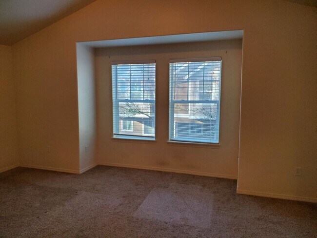 Building Photo - Great Location! 2 Bed 2 Bath Townhouse Style Condo! Open Concept! Laminate Floors Throughout Main!