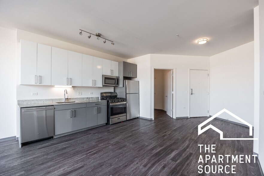 Building Photo - 2340 N California Ave