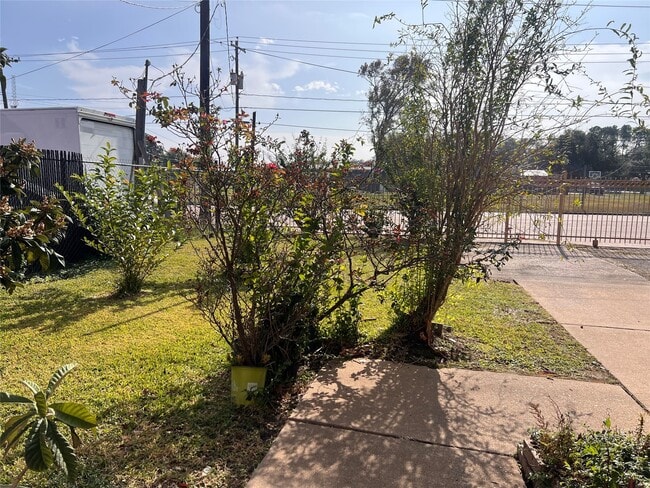 Building Photo - 1305 Vista Rd