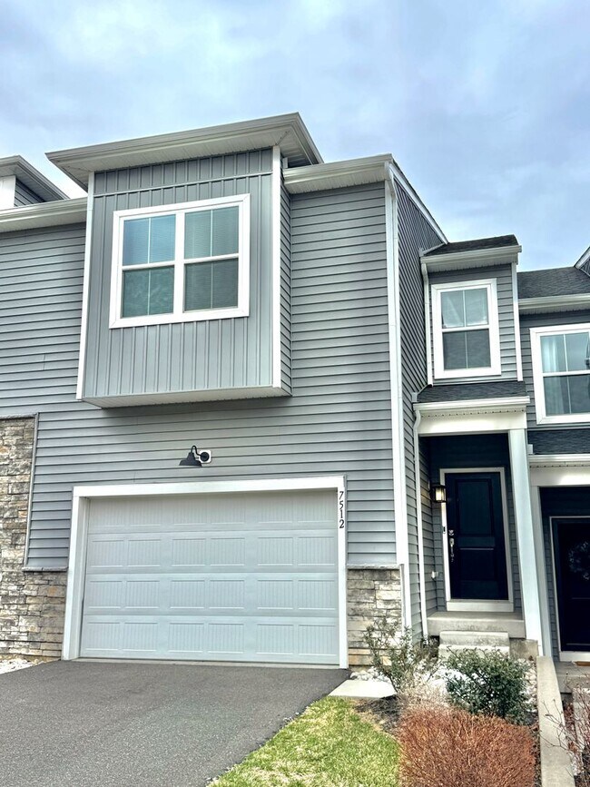 Building Photo - THREE BEDROOM/2.5 BATH TOWNHOME in Southern Lehigh School District