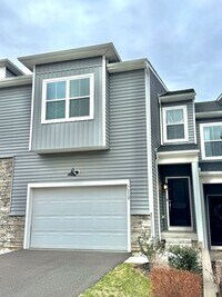 Building Photo - THREE BEDROOM/2.5 BATH TOWNHOME in Southern Lehigh School District