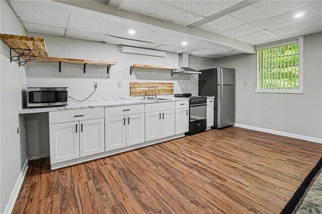 Building Photo - 3084 Green Valley Dr