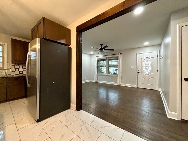 Building Photo - 5922 Amity Pl