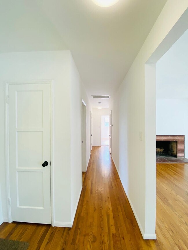 Building Photo - Delightful 3 bedroom 2½ Bathroom Single Family Home In North Hollywood Landscaped Yard