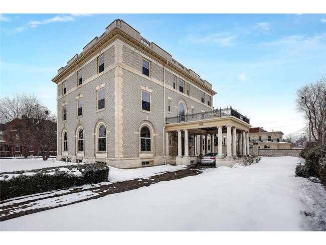 Building Photo - 808 Summit Ave