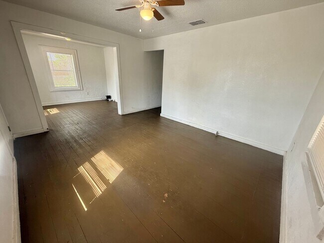 Building Photo - 1108 S Lyons Ave