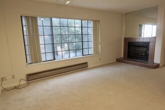 Building Photo - Condo with 2 baths, Parking and Private Pa...