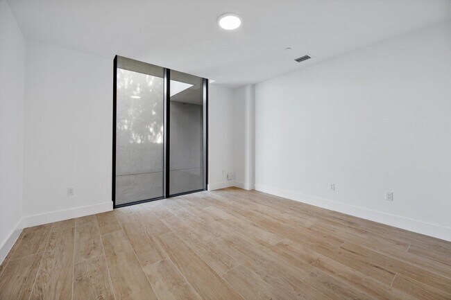 Building Photo - 3034 Oak Ave
