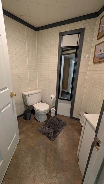 Full bathroom - 113 N Main St