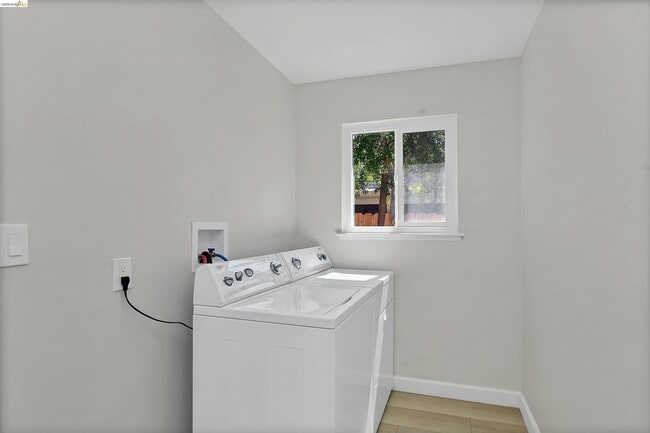 Building Photo - 630 Heather Pl