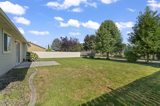 Building Photo - 1770 W Bellagio Dr