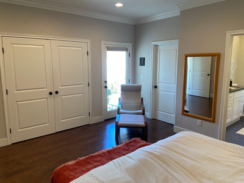 Building Photo - 4470 Stansbury Ave