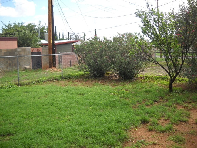 Building Photo - Cute House in Town