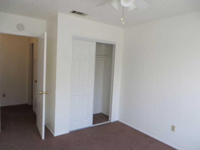Building Photo - 2217 Katy Ln