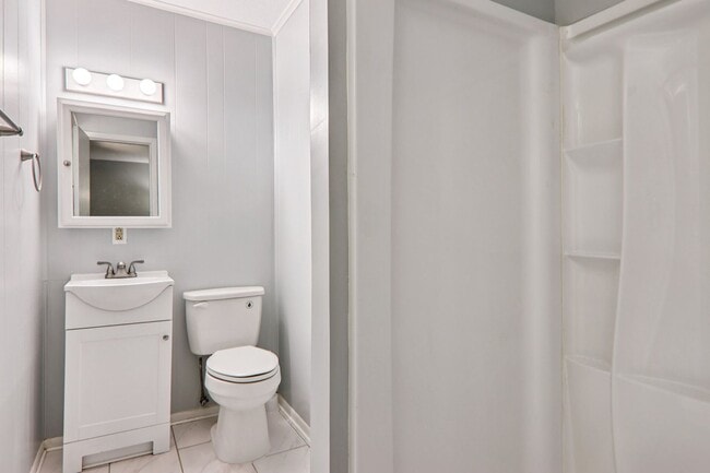 Building Photo - Move In Ready