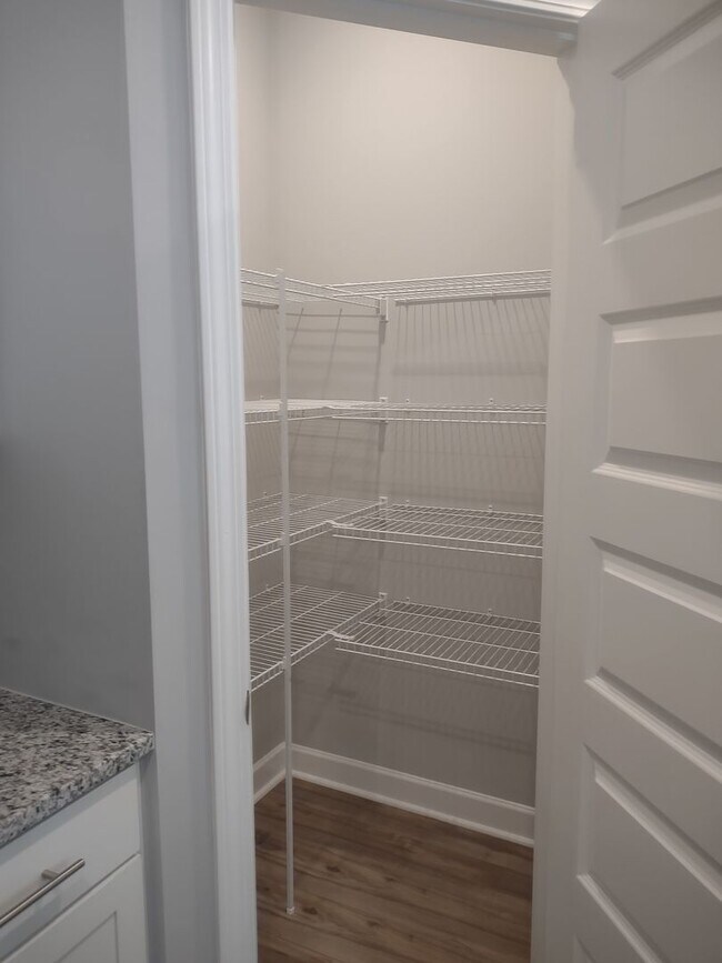 Building Photo - ***HURRY!!  FREE RENT WITH A SEPTEMBER 202...