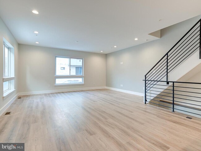 Building Photo - 630 Moyer St