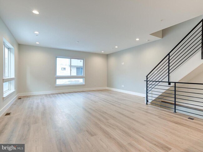 Building Photo - 632 Moyer St