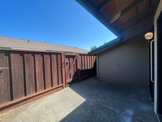 Building Photo - PURE Property Management Presents: Inviting single story two-bedroom condo in Rohnert Park!