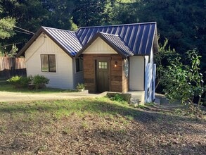 Building Photo - Desirable Soquel Location