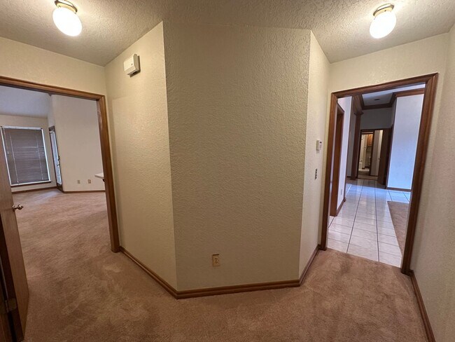 Building Photo - 4 Bed, 2.5 Bath Brick home with 2 car garage