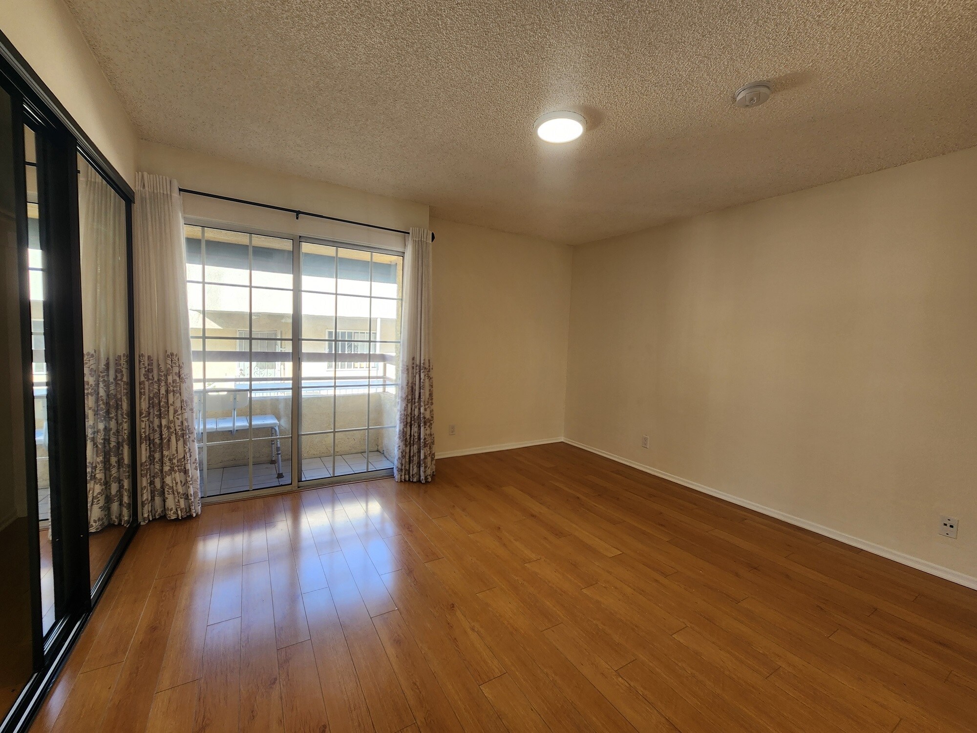Building Photo - 1118 N Kenmore Ave