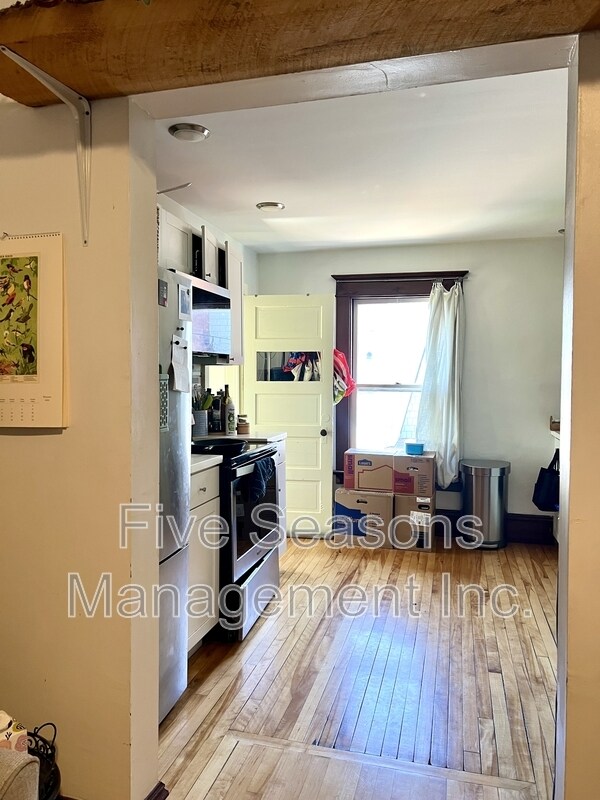 Building Photo - 369 S Winooski Ave