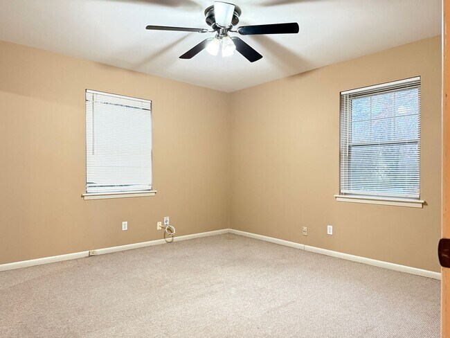 Building Photo - 323 Auburn Dr