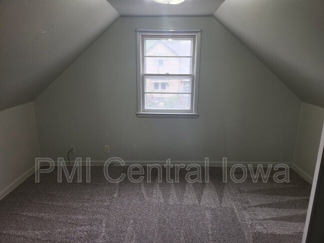 Building Photo - 290 E 17th St