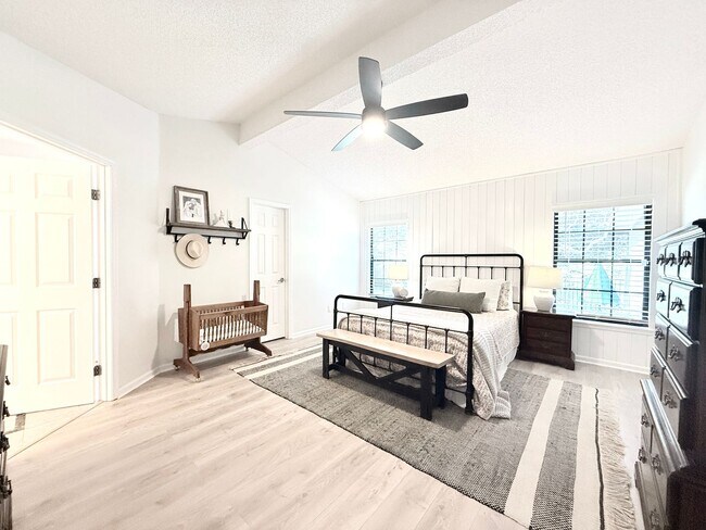 Building Photo - Stylish 4BR Home Minutes from Everything