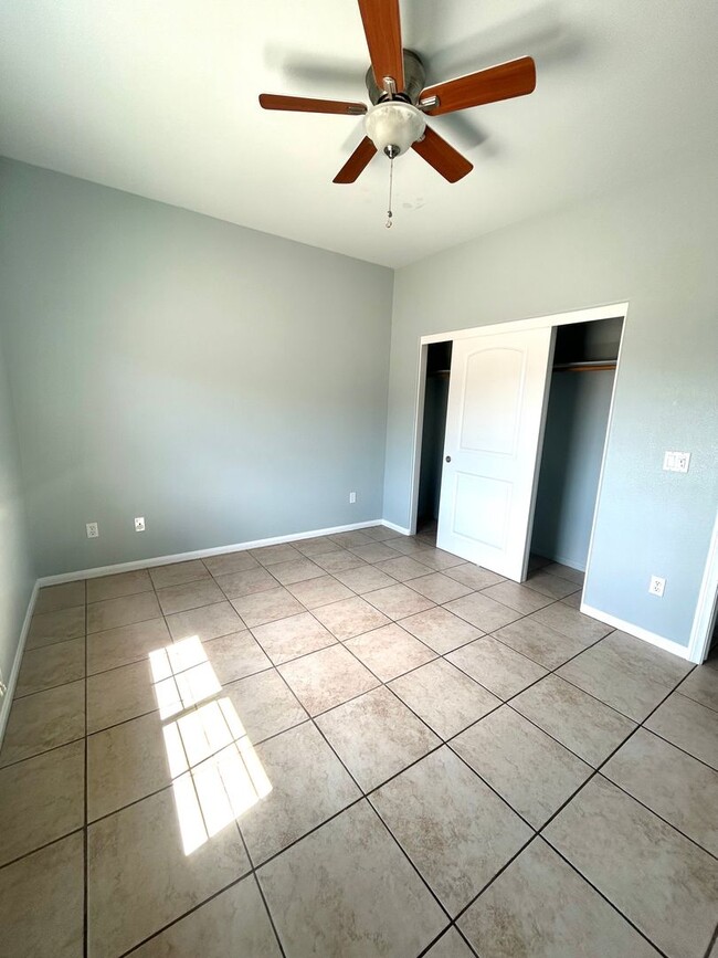 Building Photo - 3 Bedroom with open floor plan