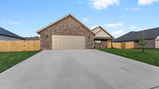 Building Photo - "Charming Farmington Retreat: Spacious 3-B...