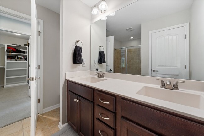 Building Photo - 3-Bedroom Townhome Available Eary July!