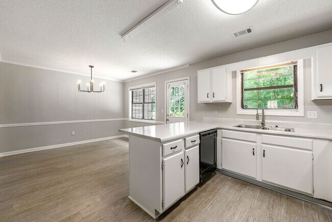 Building Photo - Renovated Modern 2BR Townhome in Prime Kennesaw Location