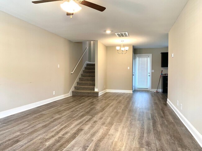Building Photo - 886 Lutz Ln