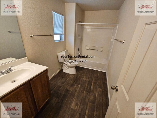 Building Photo - 3/2 & a Loft, AC off of River Road near Oracle Road