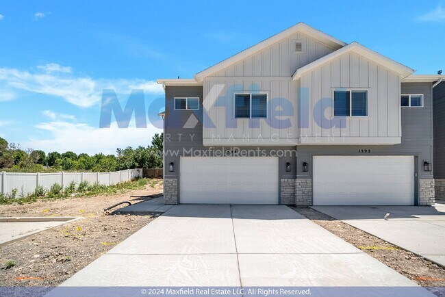 Building Photo - End Unit - 3BD 2.5 BA 2GA - Modern Living