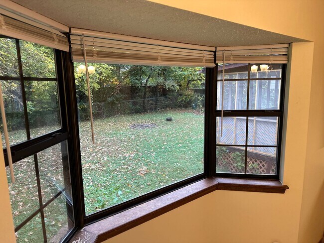 Building Photo - Available 7/1!  Spacious 3 Bedroom, 2 Full Bathroom Rogers Home in Quiet Neighborhood