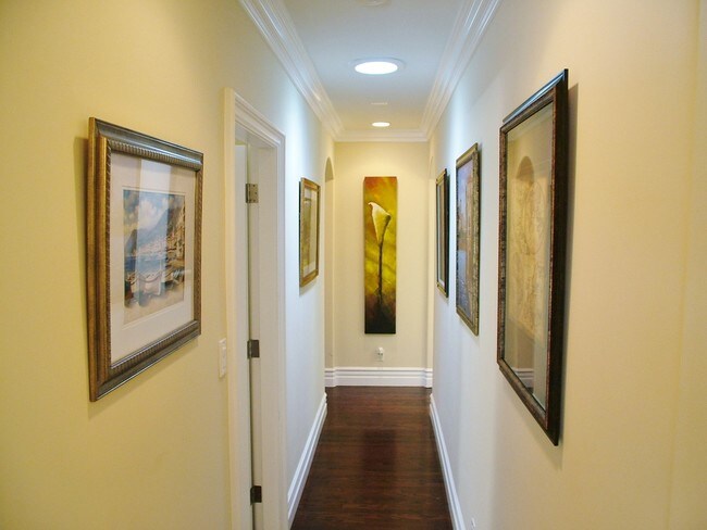 Building Photo - 700 N Irena Ave