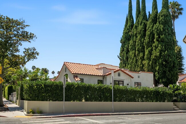 Building Photo - 9001 Rosewood Ave