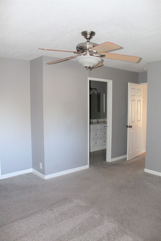 Building Photo - Updated Parkside Condo with Large Deck!