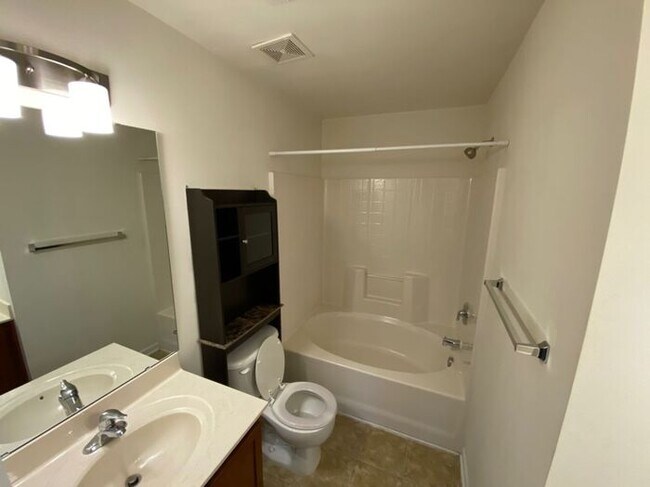 Building Photo - Lovely townhouse in fantastic Durham locat...