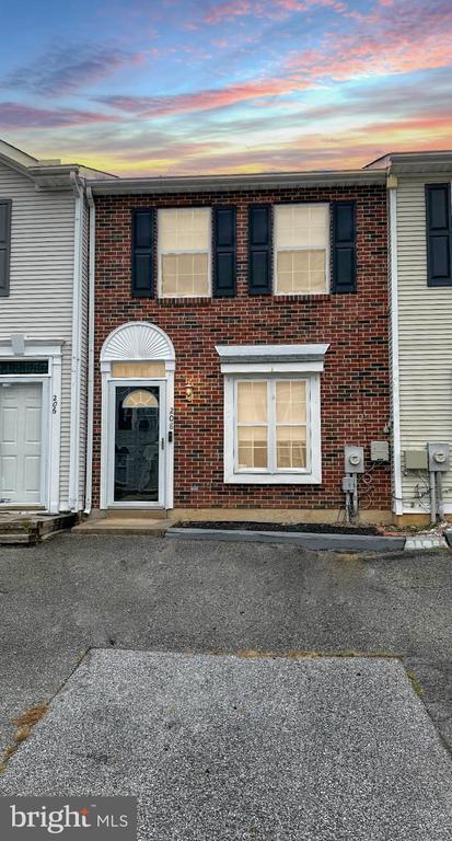 Building Photo - 208 Fieldstone Ln