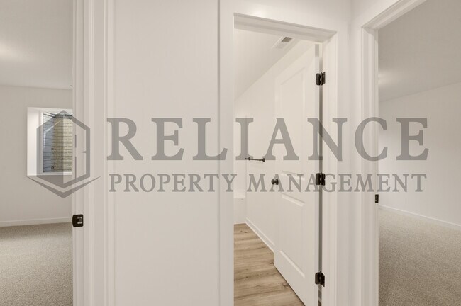 Building Photo - 5240 N Pinecrest Ct