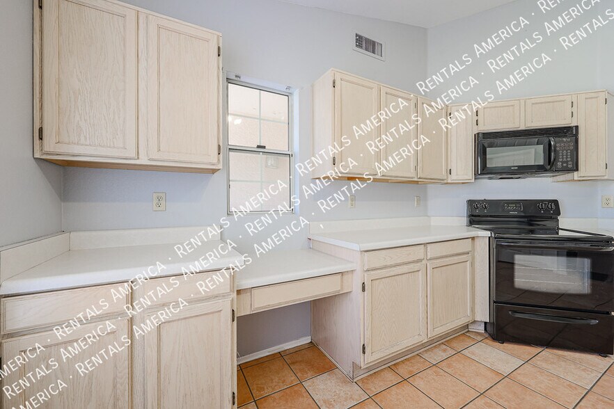 Building Photo - 5515 E Farmdale Ave