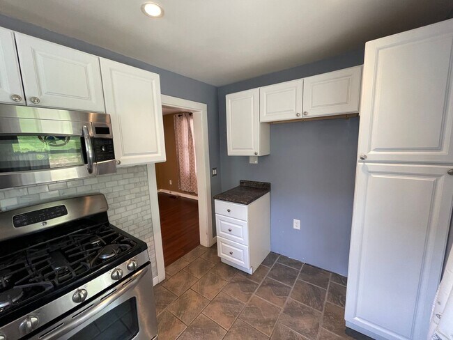 Building Photo - Charming 2BR Home with Large Yard & Porch in Mount Washington