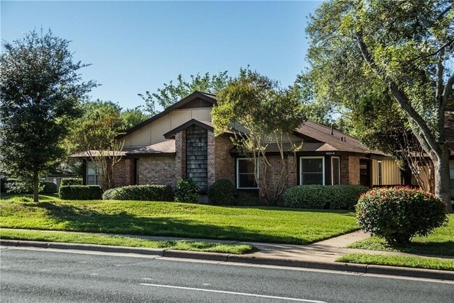 Building Photo - 1423 W Braker Ln