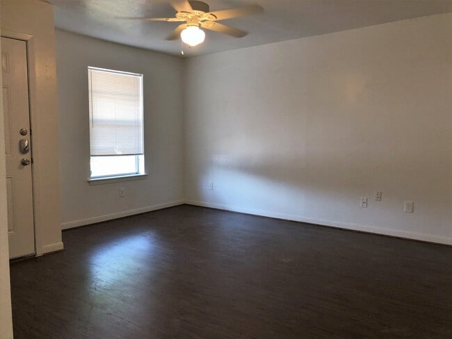 Building Photo - Updated 2/2 Duplex | Boonville Rd | Pets Welcome