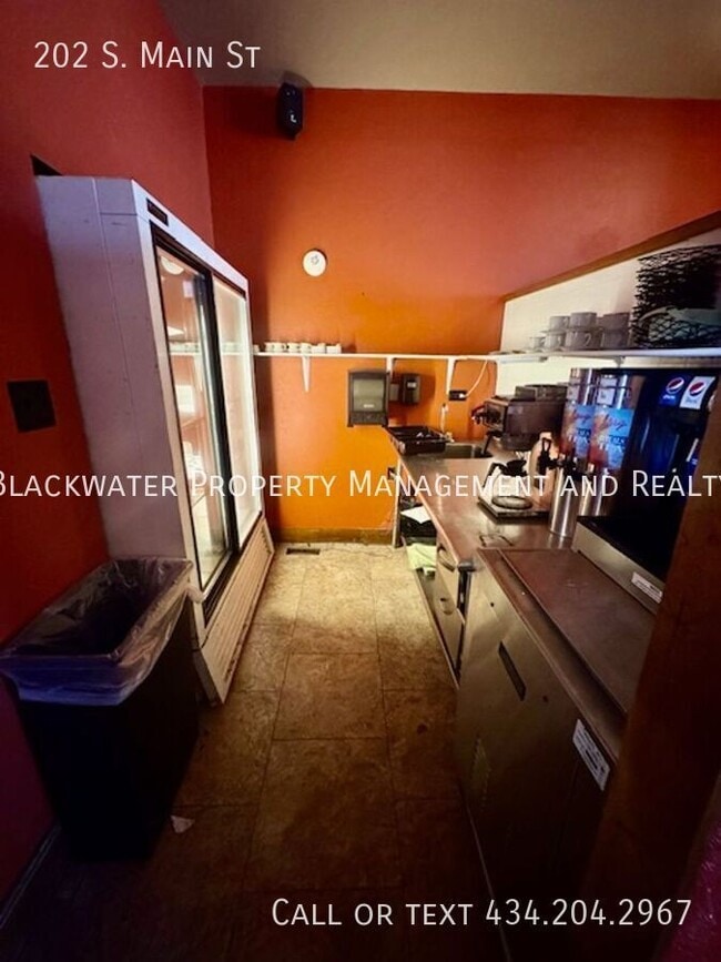 Building Photo - 202 S Main St