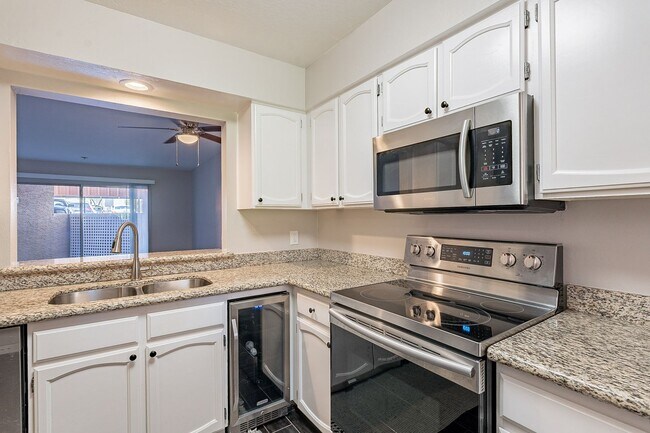 Building Photo - Two Bedrooms in Old Town Scottsdale - Available November 5, 2025!